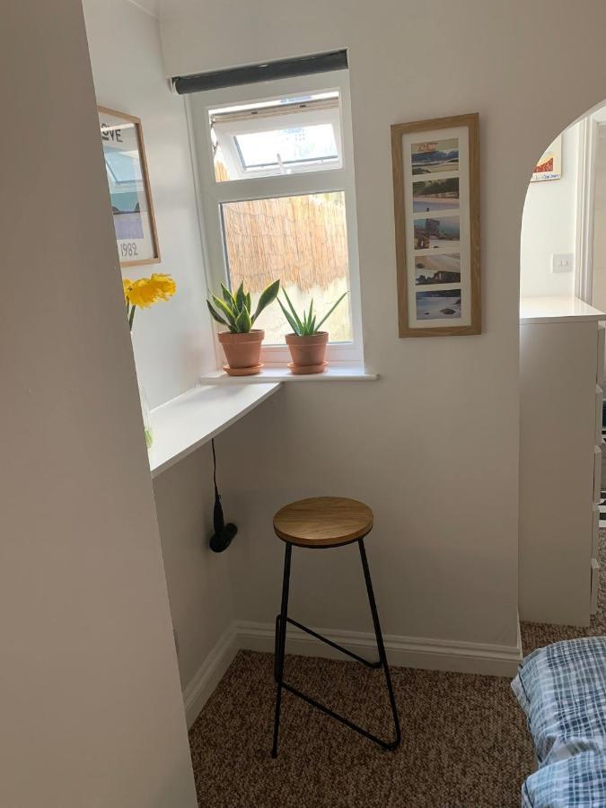 Sea Views With Large Deck One Bedroom Very Close To Beach And Town New Quay Buitenkant foto