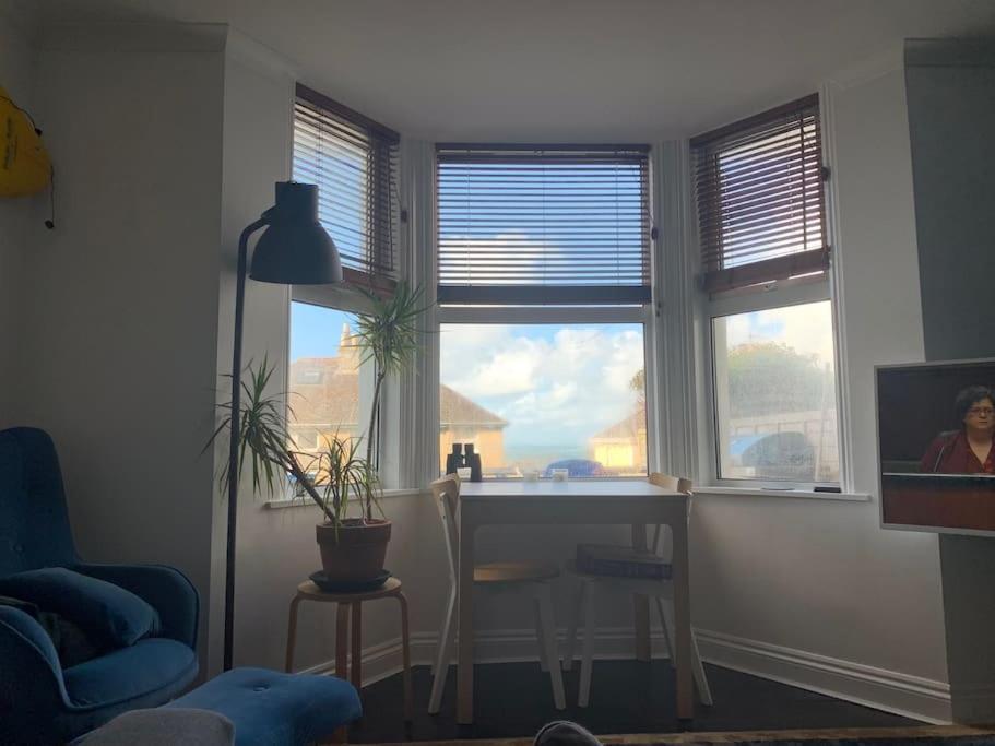 Sea Views With Large Deck One Bedroom Very Close To Beach And Town New Quay Buitenkant foto