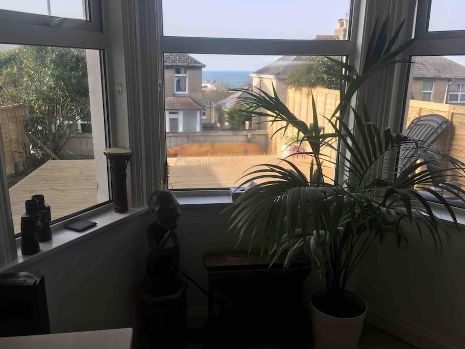 Sea Views With Large Deck One Bedroom Very Close To Beach And Town New Quay Buitenkant foto