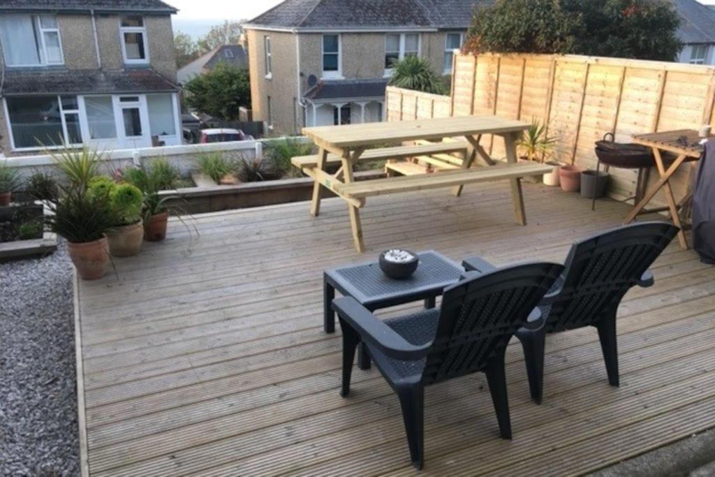 Sea Views With Large Deck One Bedroom Very Close To Beach And Town New Quay Buitenkant foto